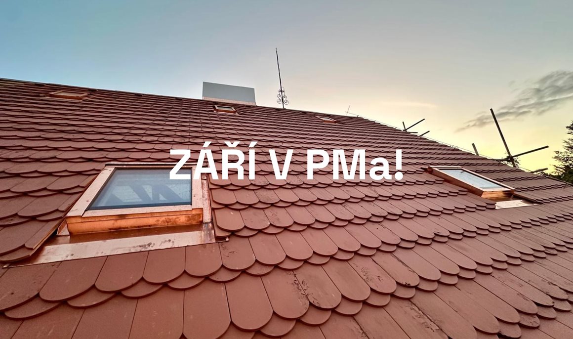 Red ceramic roof with two skylights at sunset and a bold white Czech headline 'ZÁŘÍ V PMa!' across the tiles (informational banner).